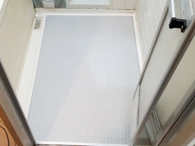 浴室床シート貼り付けサービスの画像