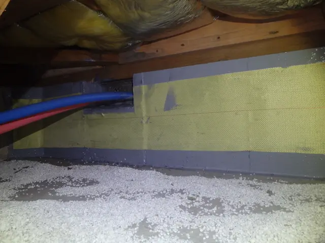 ①基礎クラック補強（エポキシ樹脂、アラミド繊維シート）②エポキシ樹脂充填サービスの画像