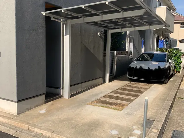 【夫婦で訪問】カーポートの汚れ清掃！サービスの画像