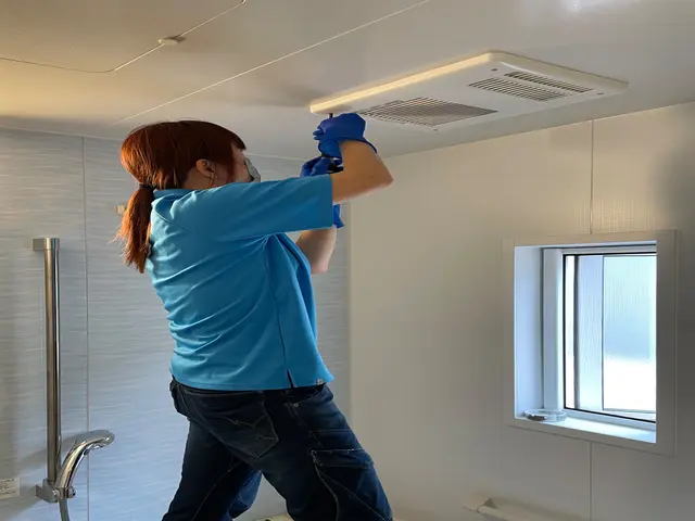 特殊なブラシで行う熱交換器ロスナイ・24時間換気ダクト、全館空調換気ダクト清掃サービスの画像