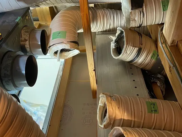 特殊なブラシで行う熱交換器ロスナイ・24時間換気ダクト、全館空調換気ダクト清掃サービスの画像