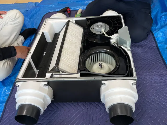 特殊なブラシで行う熱交換器ロスナイ・24時間換気ダクト、全館空調換気ダクト清掃サービスの画像