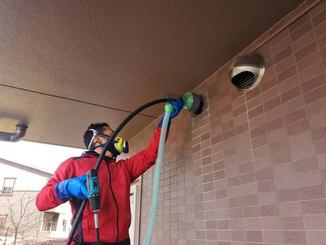 特殊なブラシで行う熱交換器ロスナイ・24時間換気ダクト、全館空調換気ダクト清掃サービスの画像