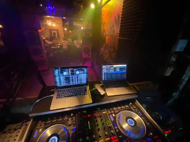 ＜DJ歴25年・機材豊富＞クラブから野外まで！音と映像で楽しい時間を演出します！