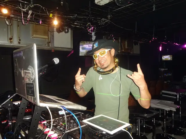 ＜DJ歴25年・機材豊富＞クラブから野外まで！音と映像で楽しい時間を演出します！