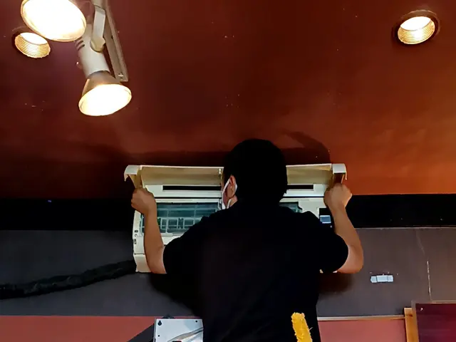 夏終わり！エアコン終わりに！★男女2名で作業★黒カビや埃、奥から落とします。サービスの画像