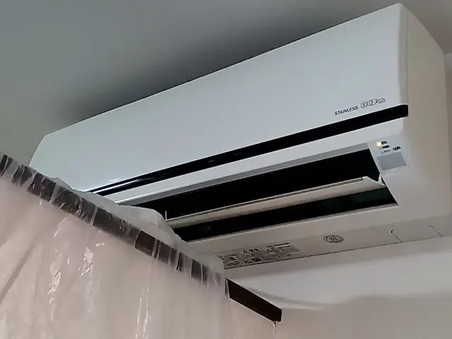 夏終わり！エアコン終わりに！★男女2名で作業★黒カビや埃、奥から落とします。サービスの画像