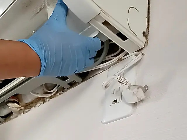 夏終わり！エアコン終わりに！★男女2名で作業★黒カビや埃、奥から落とします。サービスの画像