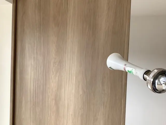 照明の光でも反応する光触媒コーティング　大手で10年以上の経験と実績サービスの画像