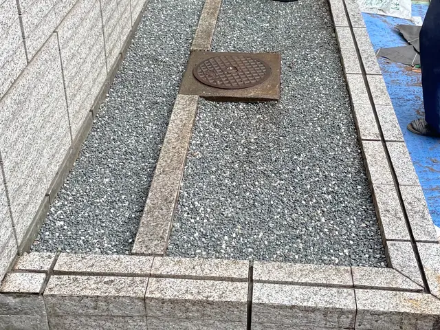 除草と除草剤散布込みで砂利敷き致します！２０平米以上は割引あり♪サービスの画像