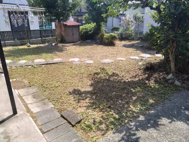 雑草でお困りのお庭や空き地及び駐車場など丁寧にきれいに致します。サービスの画像