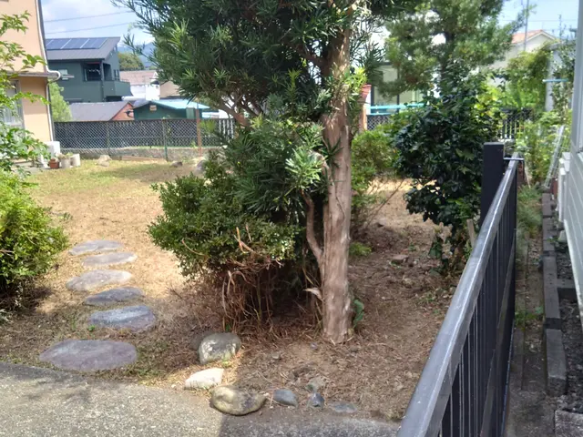 雑草でお困りのお庭や空き地及び駐車場など丁寧にきれいに致します。サービスの画像