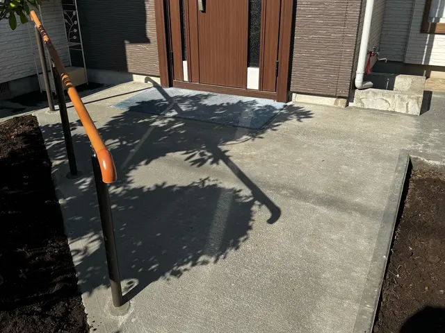 土間コンクリート　手すり取付　外周の砂利敷き　門柱工事　各種仕上げ工事サービスの画像