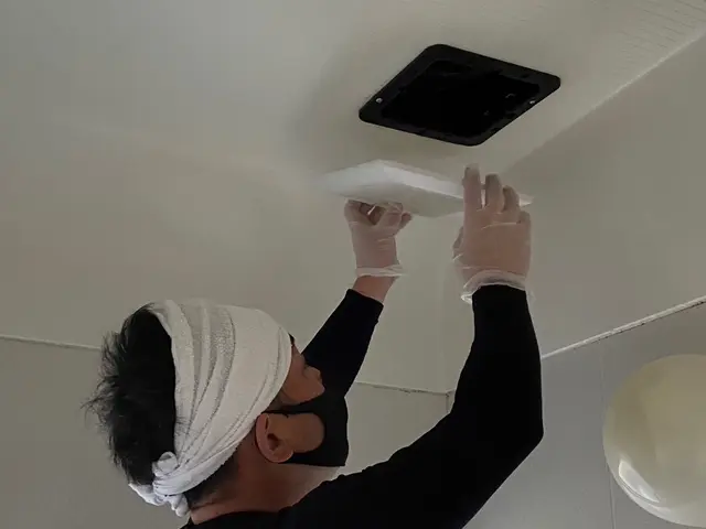 浴室内の黒ズミ、鏡のウロコ、床のカビ、水垢洗浄しますサービスの画像