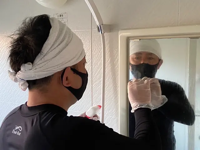 浴室内の黒ズミ、鏡のウロコ、床のカビ、水垢洗浄しますサービスの画像