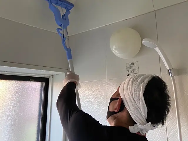 浴室内の黒ズミ、鏡のウロコ、床のカビ、水垢洗浄しますサービスの画像