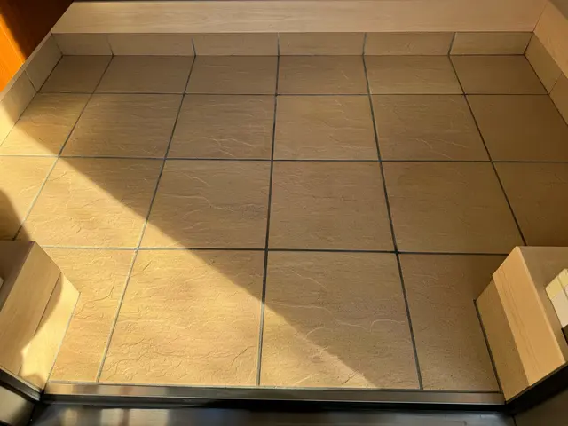 【汚れてきた玄関タイルもリフレッシュ！】◇洗浄清掃後のお手入れ方法お伝えします！サービスの画像