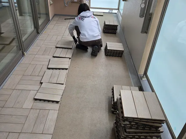 ベランダ、置くだけタイル敷き　撤去のみも可サービスの画像