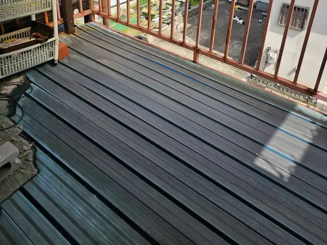 ベランダ、置くだけタイル敷き　撤去のみも可サービスの画像