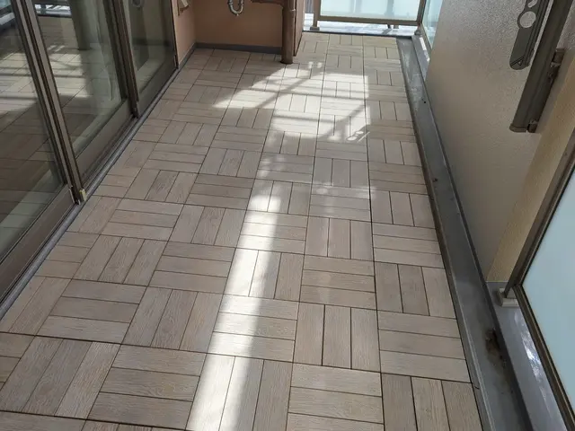 ベランダ、置くだけタイル敷き　撤去のみも可サービスの画像