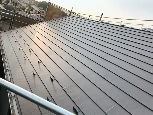 【職人歴20年】ワンランク上の屋根材◎穴あき保証20年以上◎質を重視される方へサービスの画像