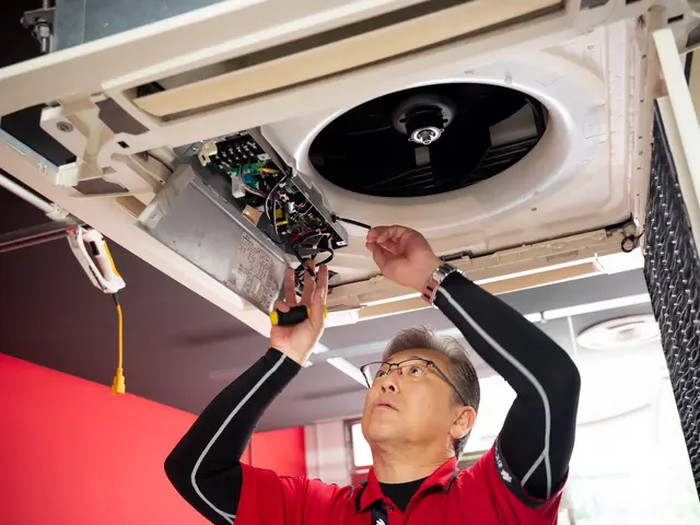 事業所、店舗等の天井埋込エアコン清掃サービスの画像