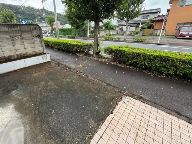 行政施設や企業敷地内の除草、剪定実績多数あり！サービスの画像