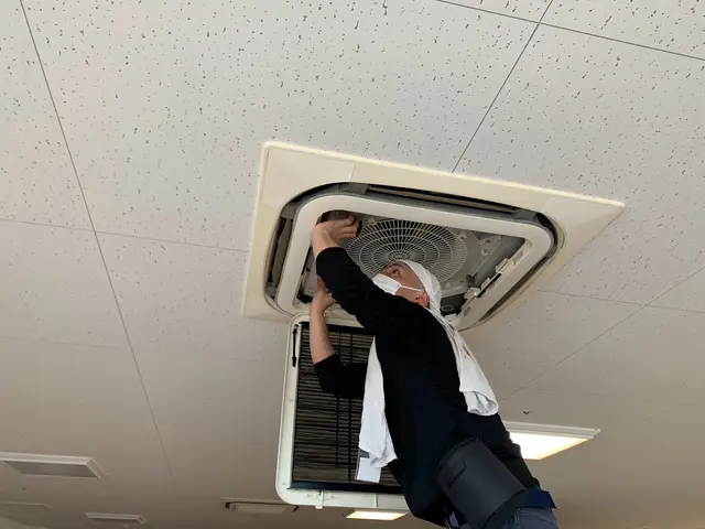 業務用エアコンクリーニング☆漂白剤ベース洗剤で徐カビ※抗菌→防カビも承りますよ☆サービスの画像