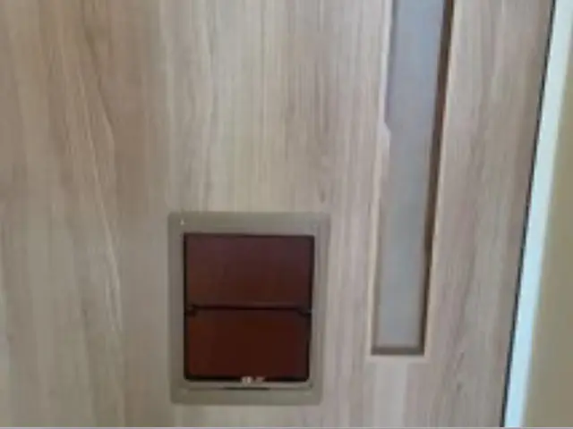 【安心低価格】ペットドアの取り付けはプロにお任せください！サービスの画像