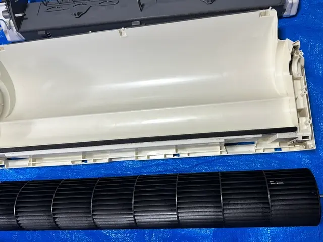 一度取り外したエアコンを会社に持ち帰り、時間をかけて完全分解洗浄致します！サービスの画像