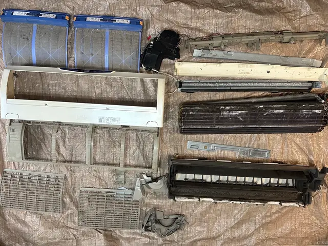 一度取り外したエアコンを会社に持ち帰り、時間をかけて完全分解洗浄致します！サービスの画像