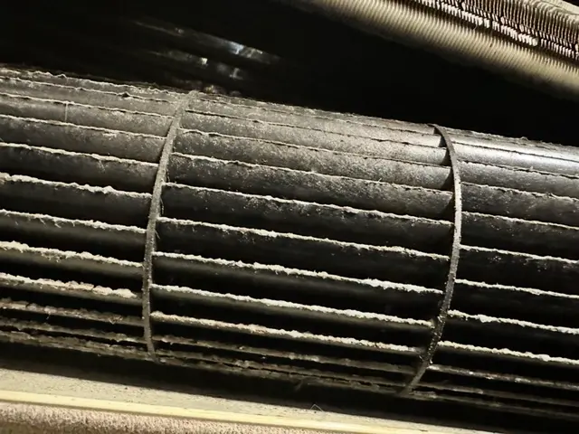 一度取り外したエアコンを会社に持ち帰り、時間をかけて完全分解洗浄致します！サービスの画像