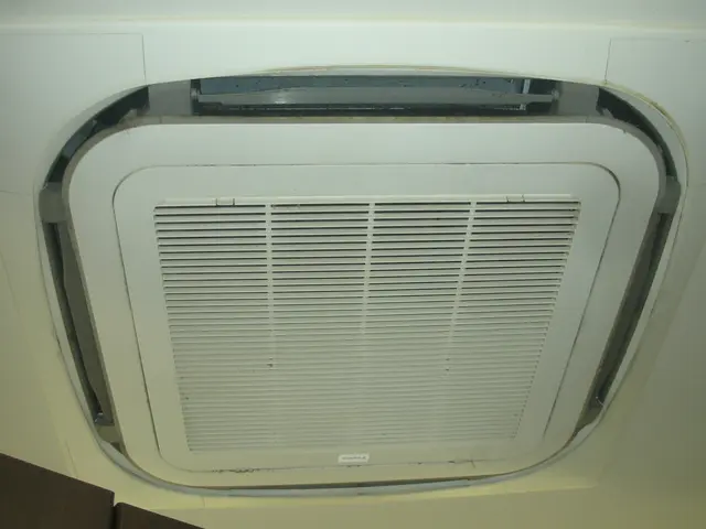 天井エアコンクリーニング全機種対応。家庭用1方向は2,000円引。サービスの画像