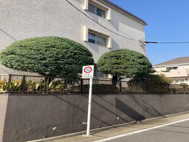 植え込み・生垣の剪定。お客様のご要望に合わせ、丁寧に作業させて頂きます！サービスの画像