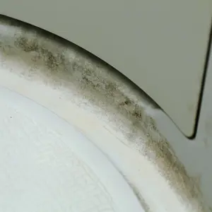 排水口のヘドロを取り除くお風呂掃除 溜まった髪の毛をごっそり取るには くらしのマーケットマガジン