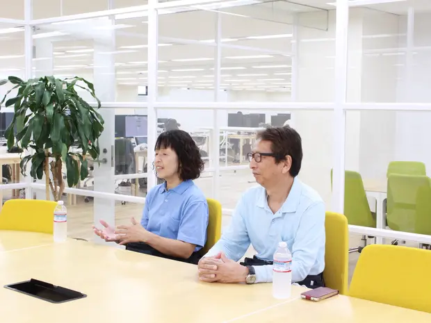 笑って話すご夫婦