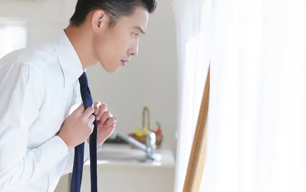 ネクタイにアイロンがけしても大丈夫 シワの伸ばし方や保管方法について くらしのマーケットマガジン ネクタイにアイロンがけしても大丈夫 シワの伸ばし方や保管方法について くらしのマーケットマガジン