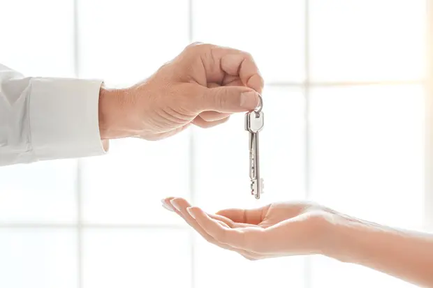 鍵を手渡す様子