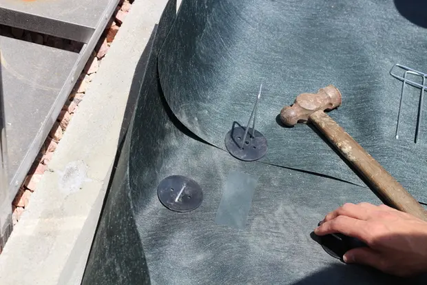 防草シートを敷いて固定する