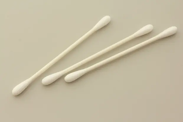 ゴムパッキン部分の汚れを綿棒や歯ブラシで掃除する