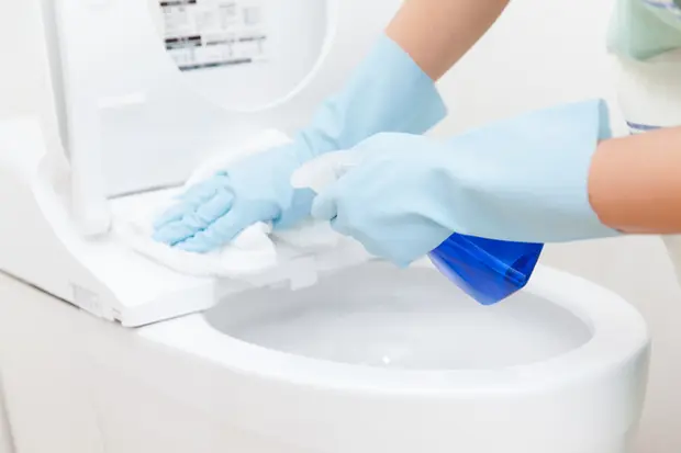 黒ずみ汚れに塩素系漂白剤をつける