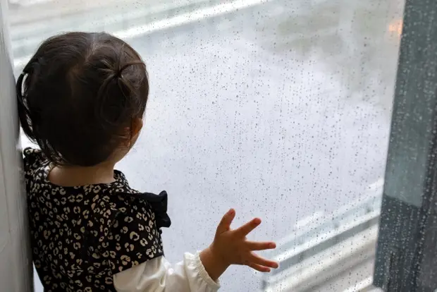 雨と子供