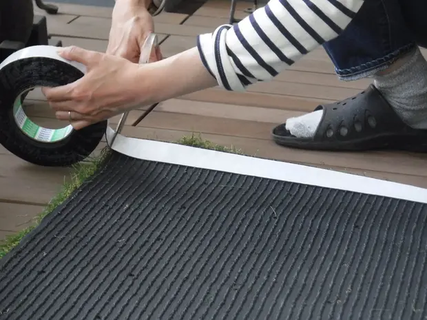 両面テープを貼って設置する