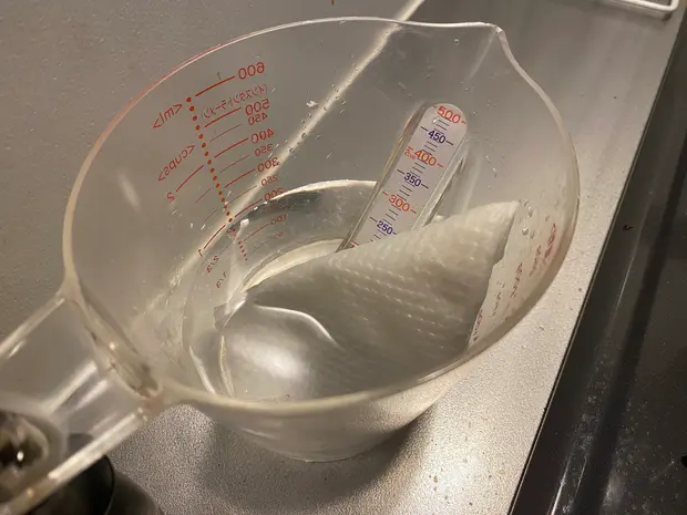 小さじ1のクエン酸を200mlの水に溶かし、キッチンペーパーを浸す