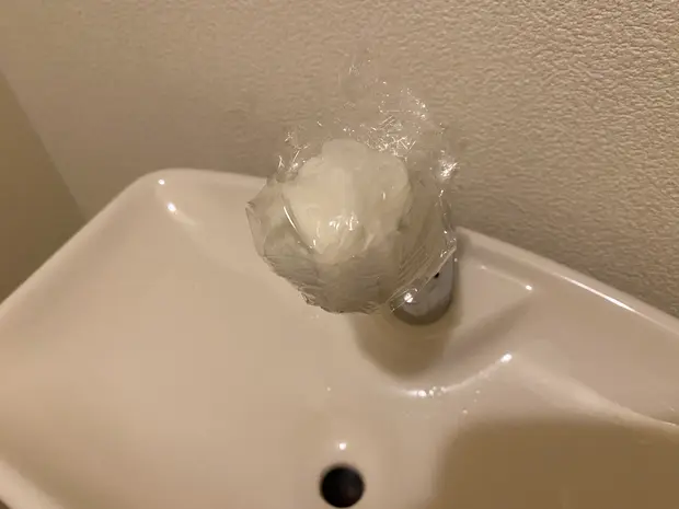 ②の上をラップで覆い、2～3時間程度置く