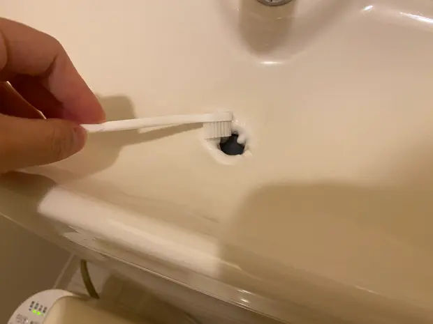 重曹を水でペースト状に溶き、黒ずみ汚れにつける