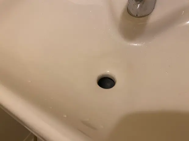 固く絞った雑巾で水拭きする