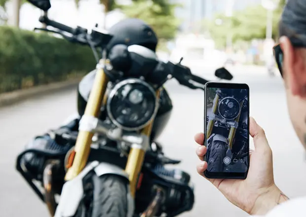 バイクを撮影する男性