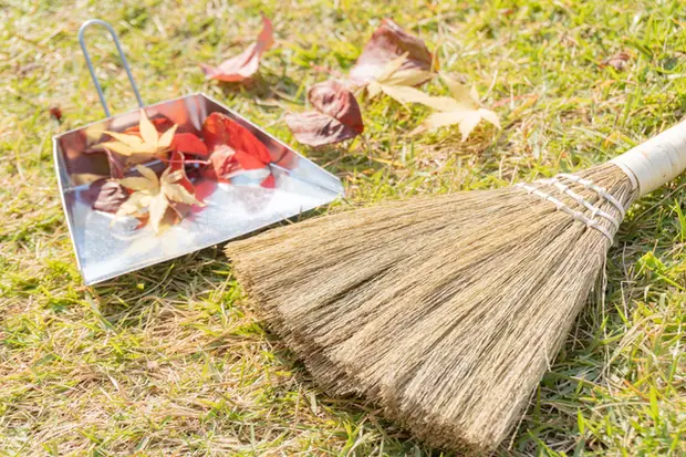 ゴミや落ち葉をかき集める