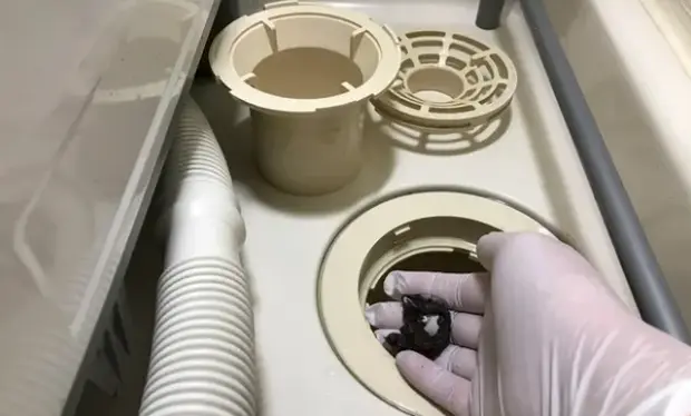 排水トラップ本体のゴミを取り除く